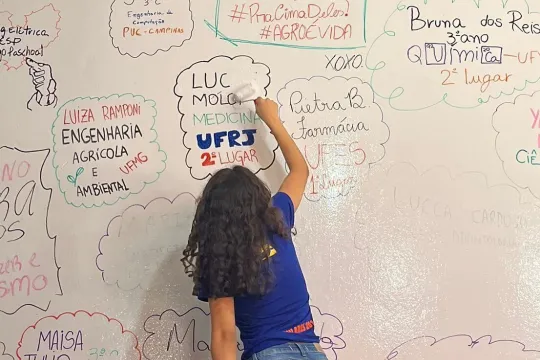 Os alunos do Extensivo e Ensino Médio participaram do processo de renovação da parede dos APROVADOS para 2023.