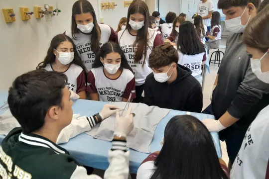 Alunos do Ensino Médio e Pré-Vestibular Participam de Workshop de Medicina da USP