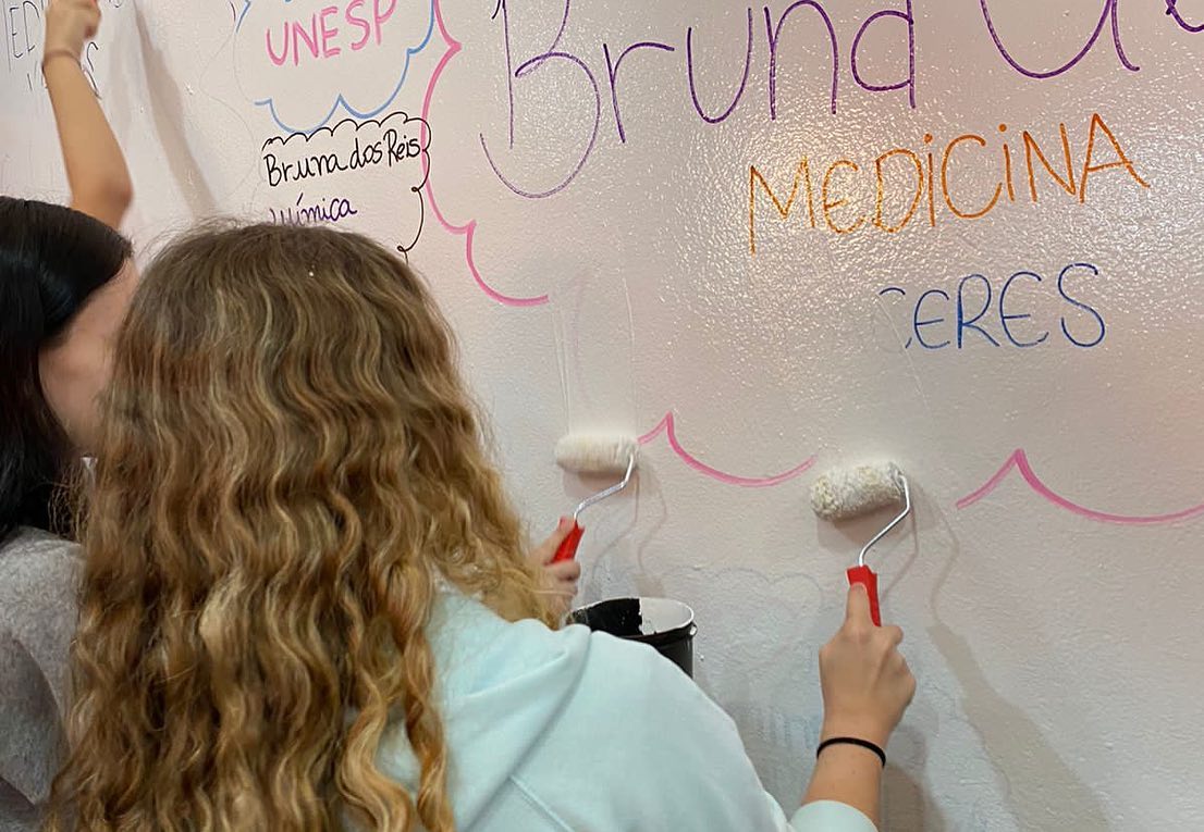 Os alunos do Extensivo e Ensino Médio participaram do processo de renovação da parede dos APROVADOS para 2023.