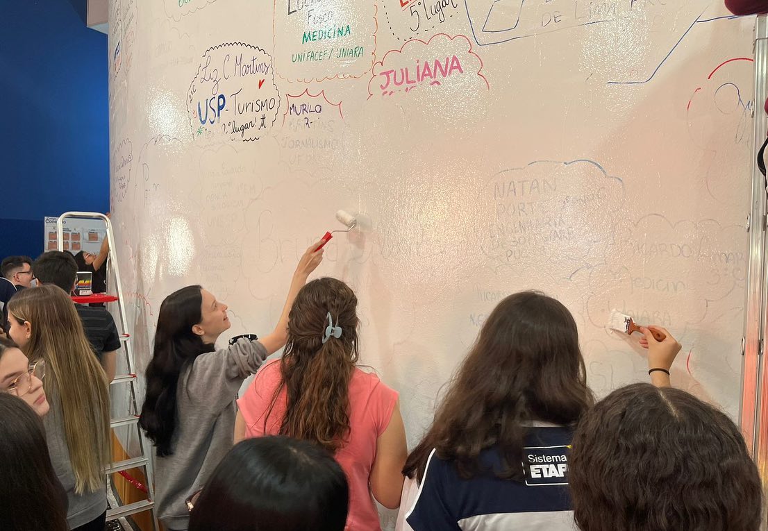 Os alunos do Extensivo e Ensino Médio participaram do processo de renovação da parede dos APROVADOS para 2023.