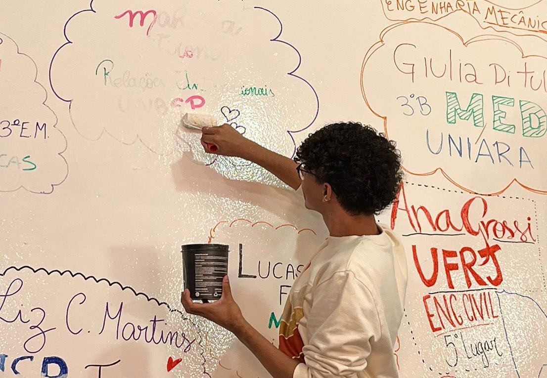 Os alunos do Extensivo e Ensino Médio participaram do processo de renovação da parede dos APROVADOS para 2023.