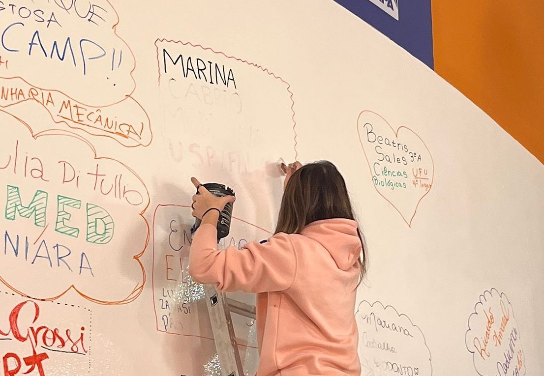 Os alunos do Extensivo e Ensino Médio participaram do processo de renovação da parede dos APROVADOS para 2023.