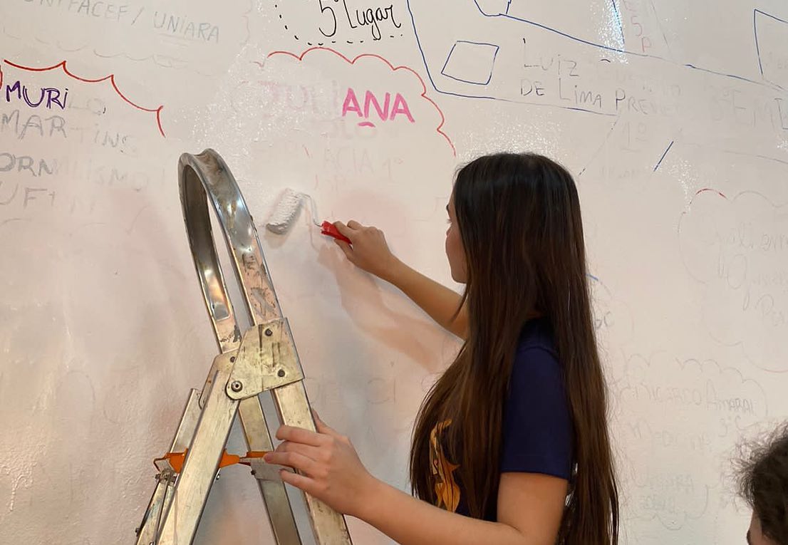 Os alunos do Extensivo e Ensino Médio participaram do processo de renovação da parede dos APROVADOS para 2023.