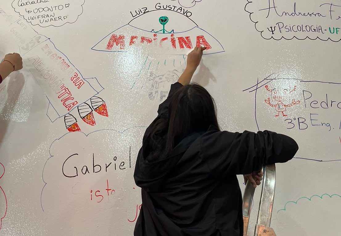 Os alunos do Extensivo e Ensino Médio participaram do processo de renovação da parede dos APROVADOS para 2023.