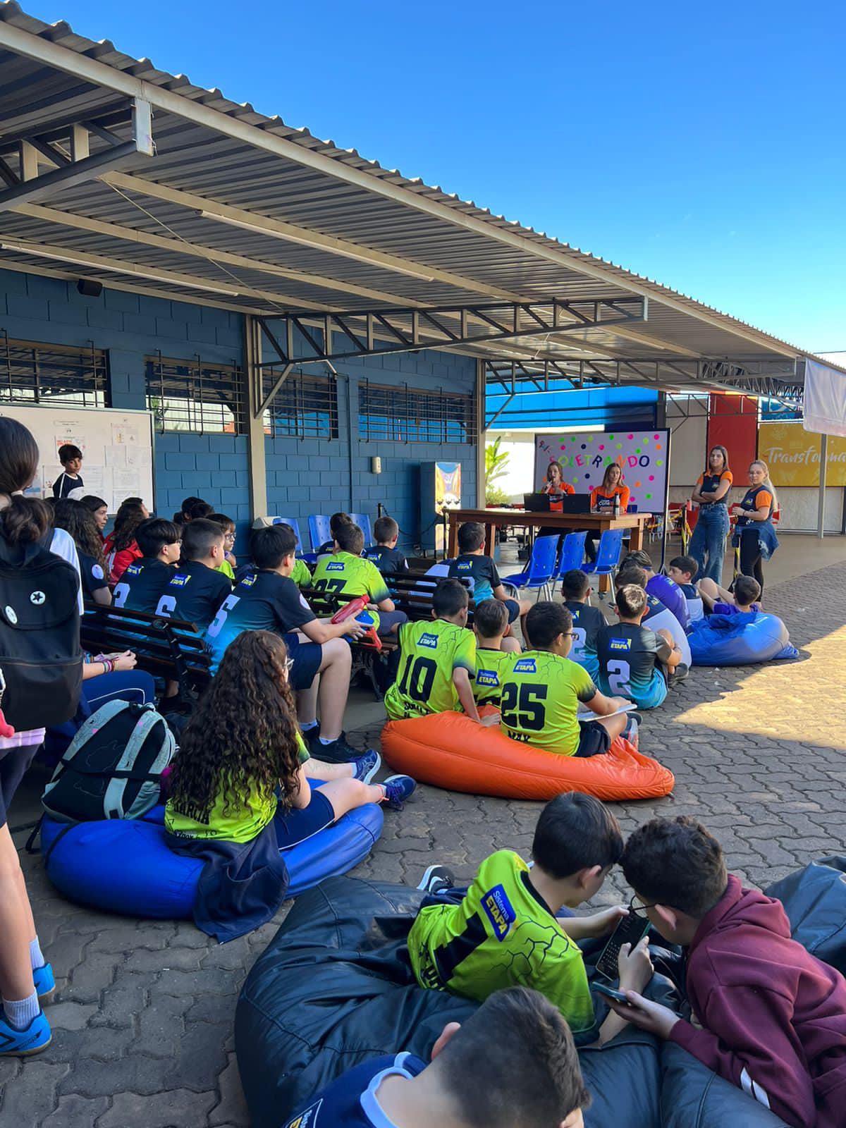 “Soletrando: a palavra na ponta da língua!”