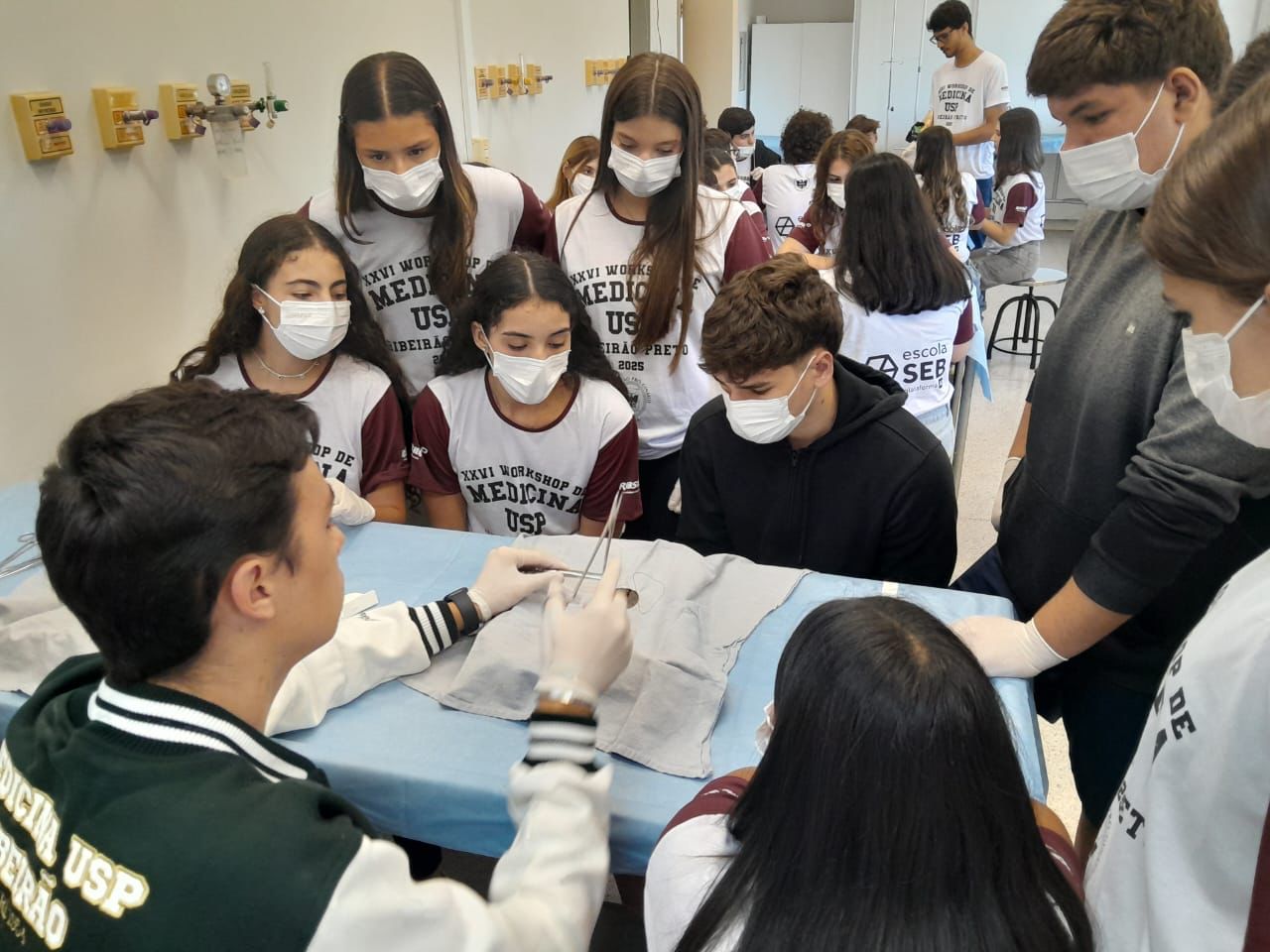 Alunos do Ensino Médio e Pré-Vestibular Participam de Workshop de Medicina da USP