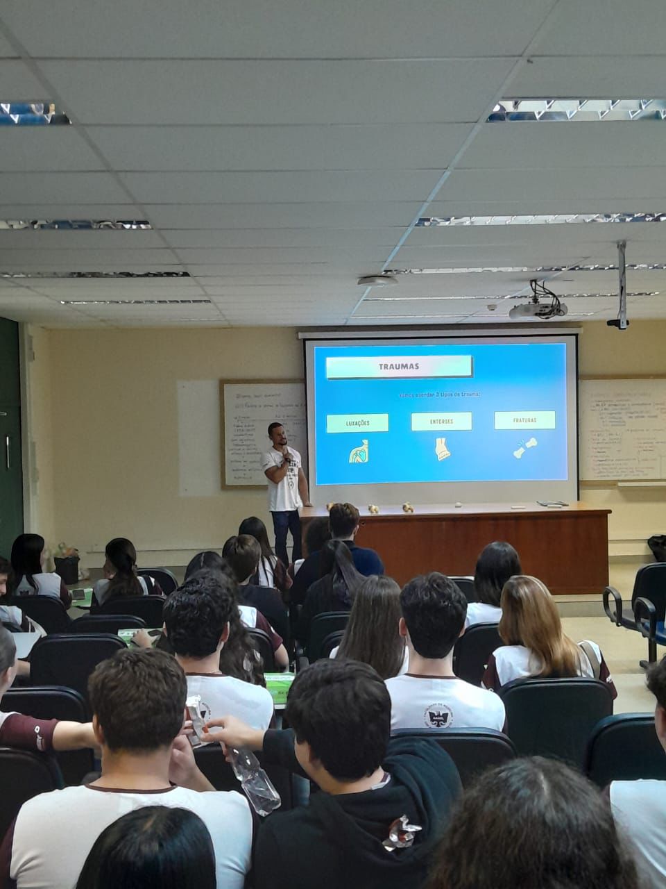 Alunos do Ensino Médio e Pré-Vestibular Participam de Workshop de Medicina da USP