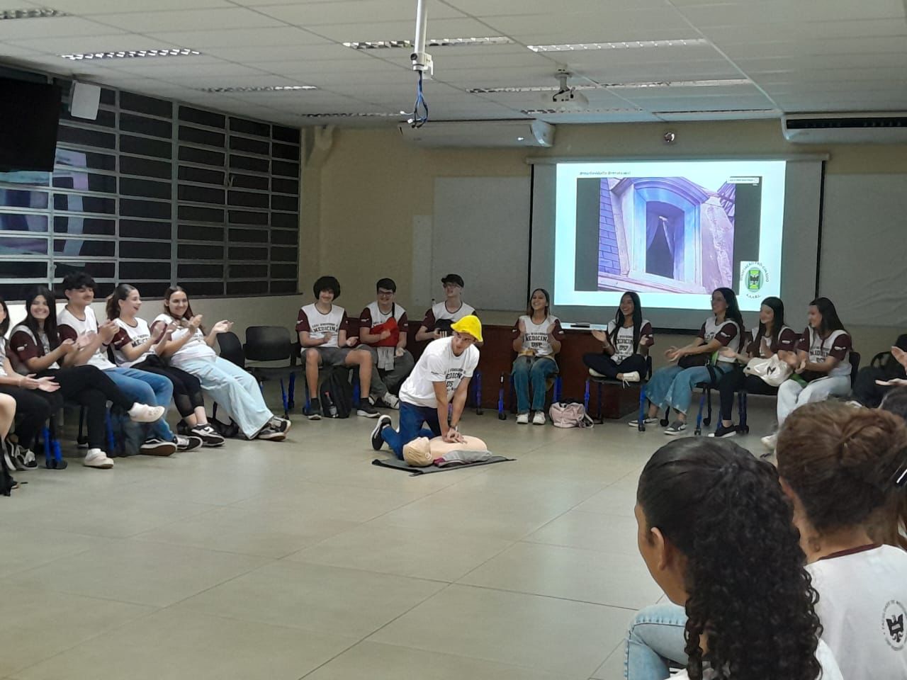 Alunos do Ensino Médio e Pré-Vestibular Participam de Workshop de Medicina da USP