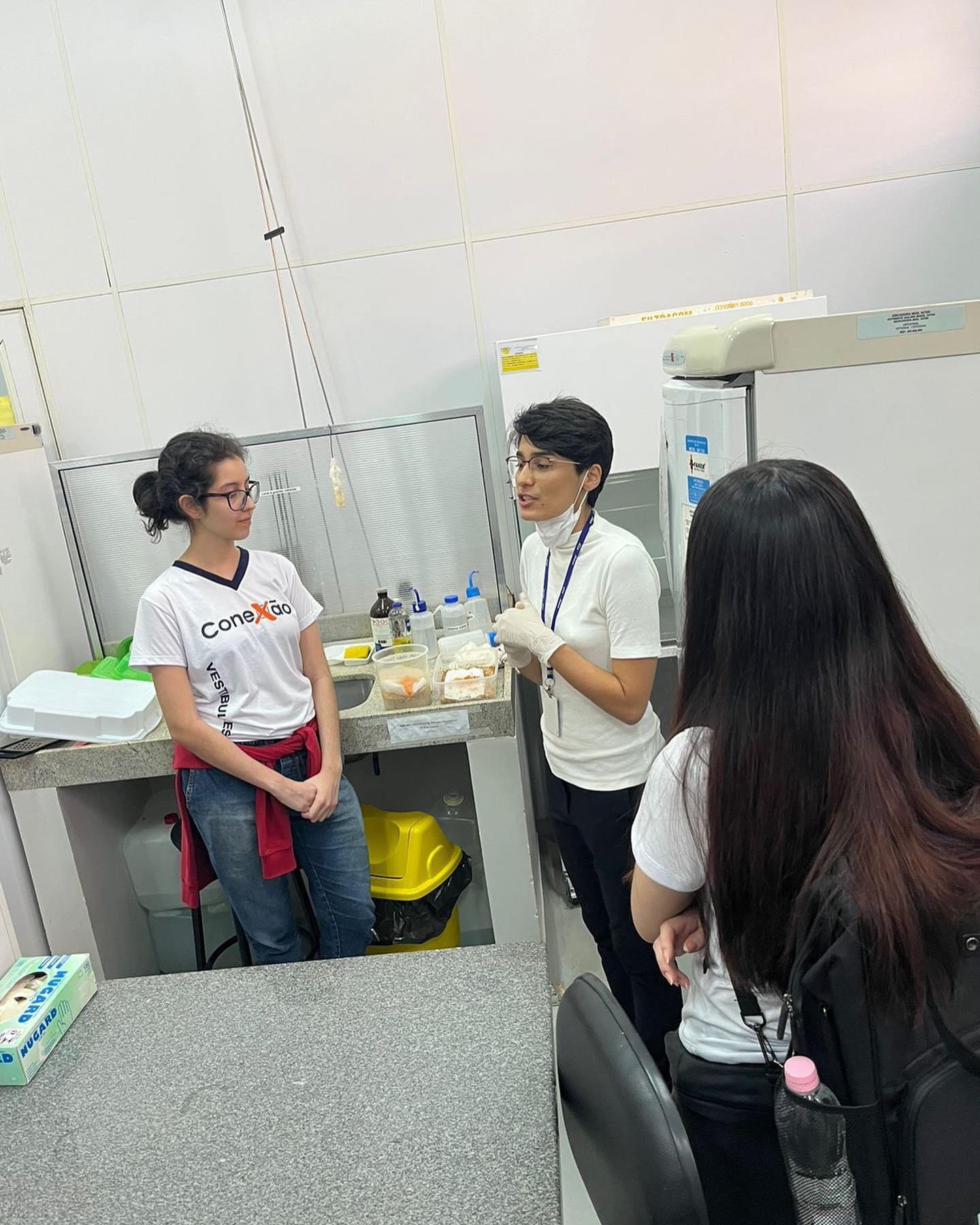 Alunos do Ensino Médio e Pré-Vestibular realizam visita técnica na Faculdade de Ciências Farmacêuticas de Araraquara (UNESP). 